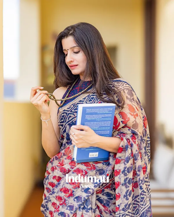 Neel_Aruna_-_Navy_Blue_&_Rust_Linen_Saree_with_All_Over_Design_&_Blouse_Piece