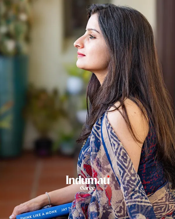 Neel_Aruna_-_Navy_Blue_&_Rust_Linen_Saree_with_All_Over_Design_&_Blouse_Piece