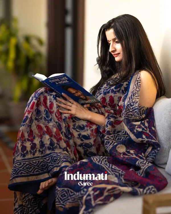 Neel_Aruna_-_Navy_Blue_&_Rust_Linen_Saree_with_All_Over_Design_&_Blouse_Piece