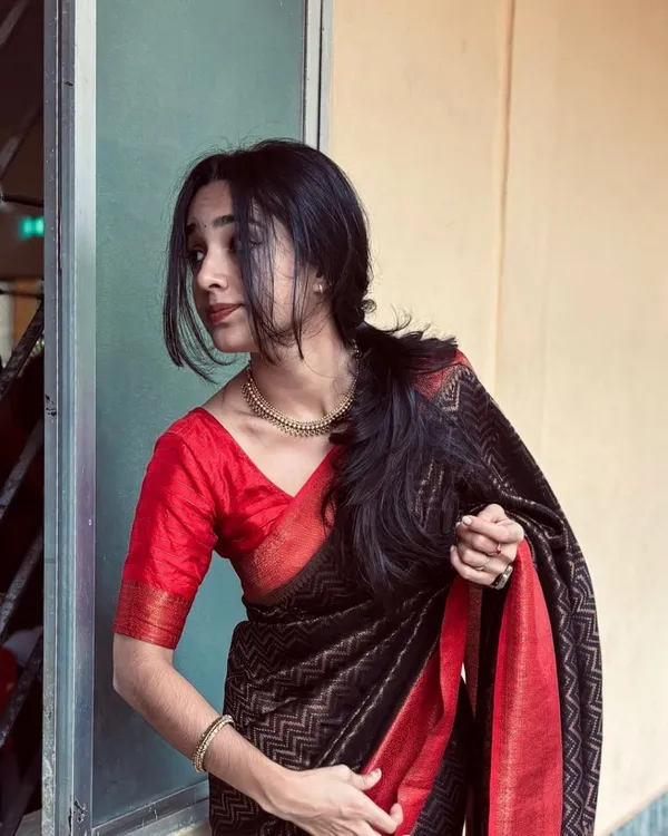 Brown_Color_Exclusive_Soft_Banarasi_Silk_Saree_with_Classy_Bloue_Piece