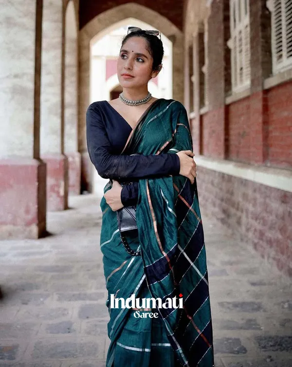 Neem_Noir_-_Green_Color_Linen_Saree_with_Black_Blouse_Piece