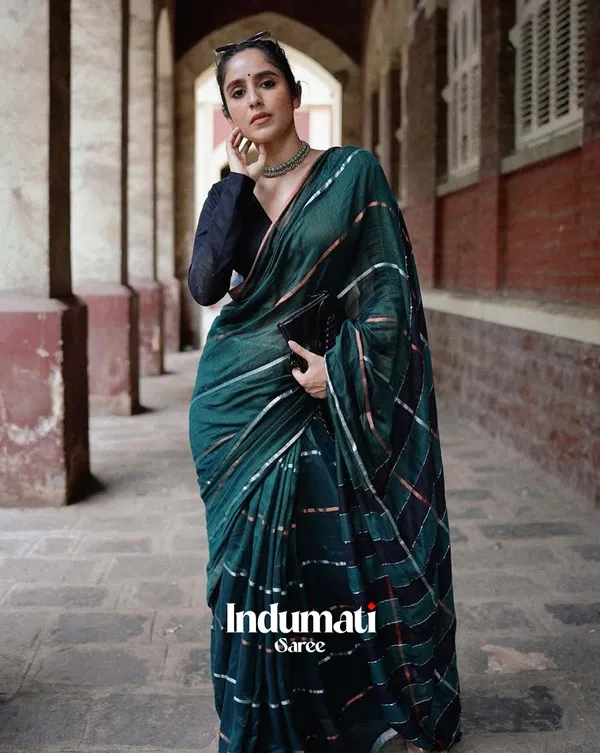 Neem_Noir_-_Green_Color_Linen_Saree_with_Black_Blouse_Piece