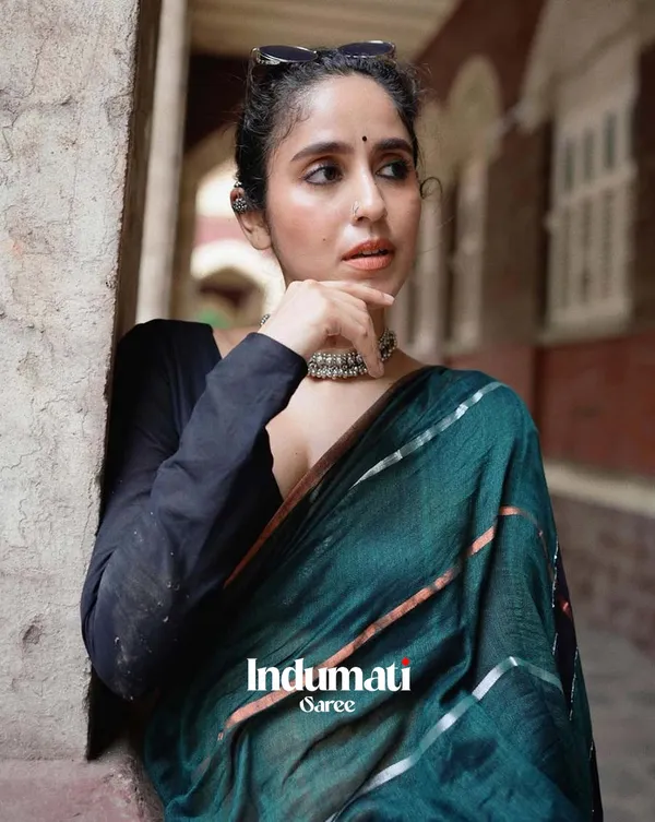 Neem_Noir_-_Green_Color_Linen_Saree_with_Black_Blouse_Piece