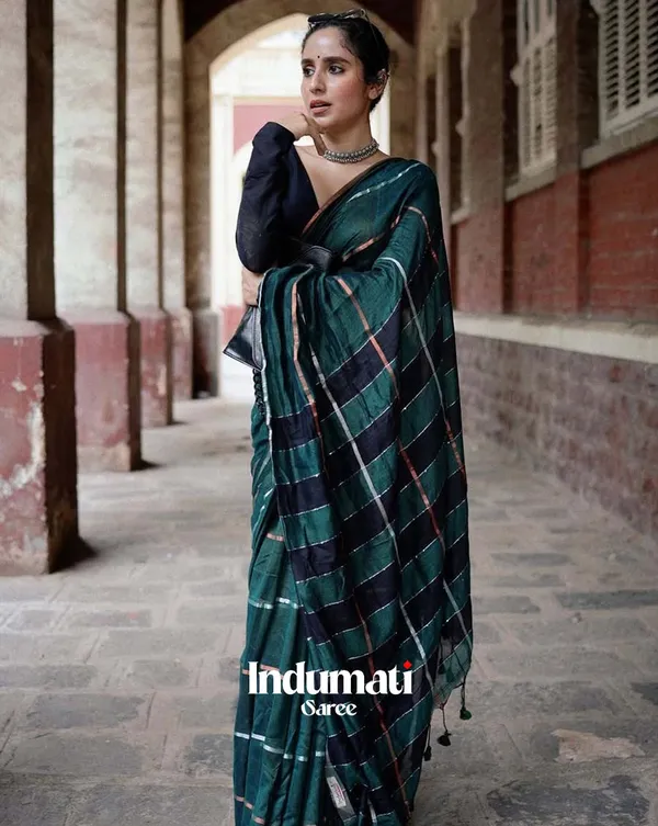 Neem_Noir_-_Green_Color_Linen_Saree_with_Black_Blouse_Piece