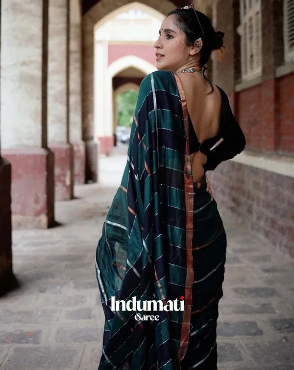 Neem_Noir_-_Green_Color_Linen_Saree_with_Black_Blouse_Piece