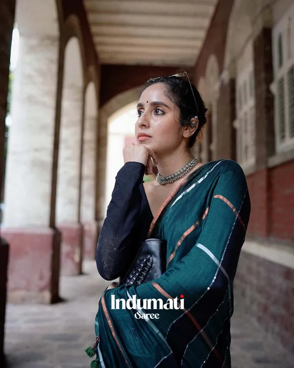 Neem_Noir_-_Green_Color_Linen_Saree_with_Black_Blouse_Piece