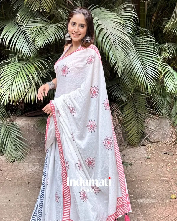 Tara_Sindoor_-_Pure_White_Saree_with_Big_Flower_Print_&_Red_Border_with_Blouse_Piece
