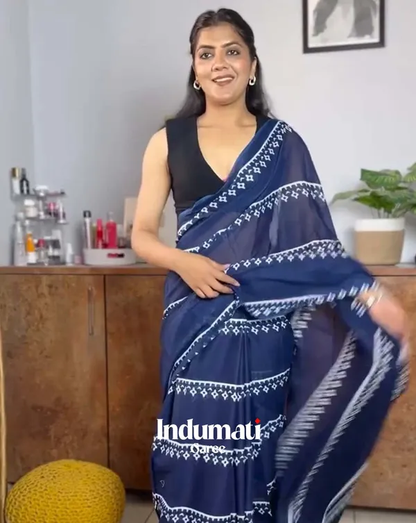 Neela_Saaya_-_Blue_Color_Linen_Saree_with_Bold_Black_Blouse