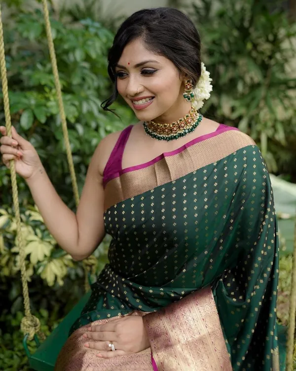 Green_Color_Viral_Pick_Soft_Banarasi_Silk_Saree_with_Classy_Bloue_Piece