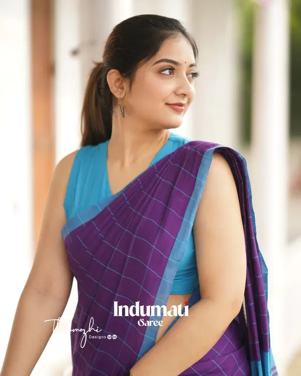 Jamuni_Kanth_-_Elegant_Purple_Linen_Saree_with_Square_Motifs_&_Red_Broad_Border_with_Blouse_Piece