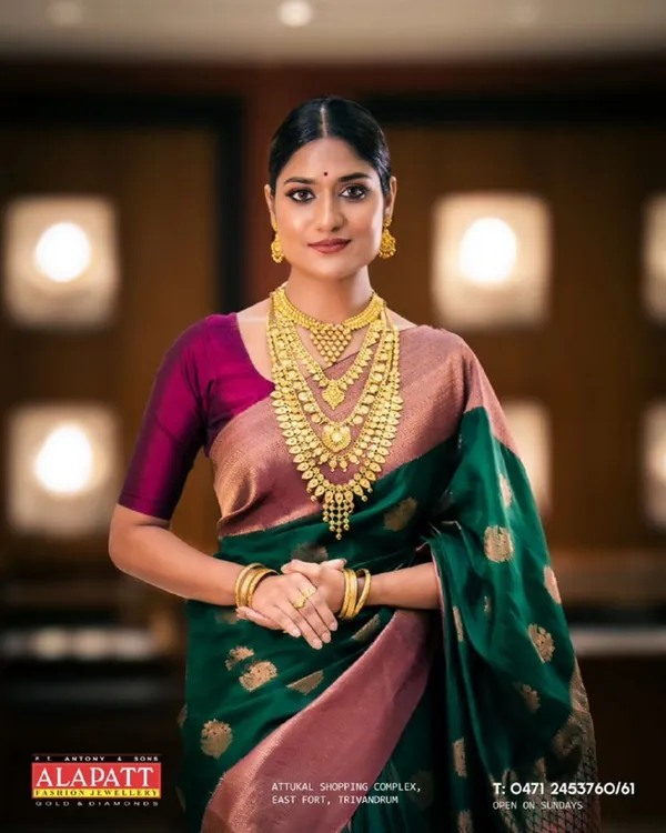 Green_Color_Hot_Right_Now_Soft_Banarasi_Silk_Saree_with_Classy_Bloue_Piece
