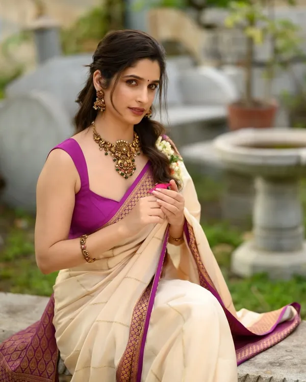 Cream_Color_Recent_Release_Soft_Banarasi_Silk_Saree_with_Classy_Bloue_Piece