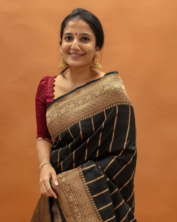 Black_Color_Signature_Line_Soft_Banarasi_Silk_Saree_with_Classy_Bloue_Piece