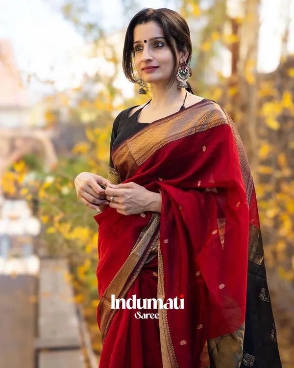 Red_Color_Premium_Cotton_Silk_Saree_With_Classy_Blouse_and_tassels