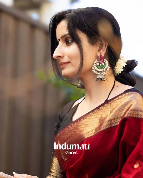 Red_Color_Premium_Cotton_Silk_Saree_With_Classy_Blouse_and_tassels