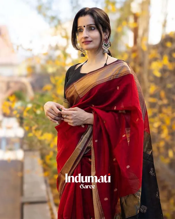 Red_Color_Premium_Cotton_Silk_Saree_With_Classy_Blouse_and_tassels