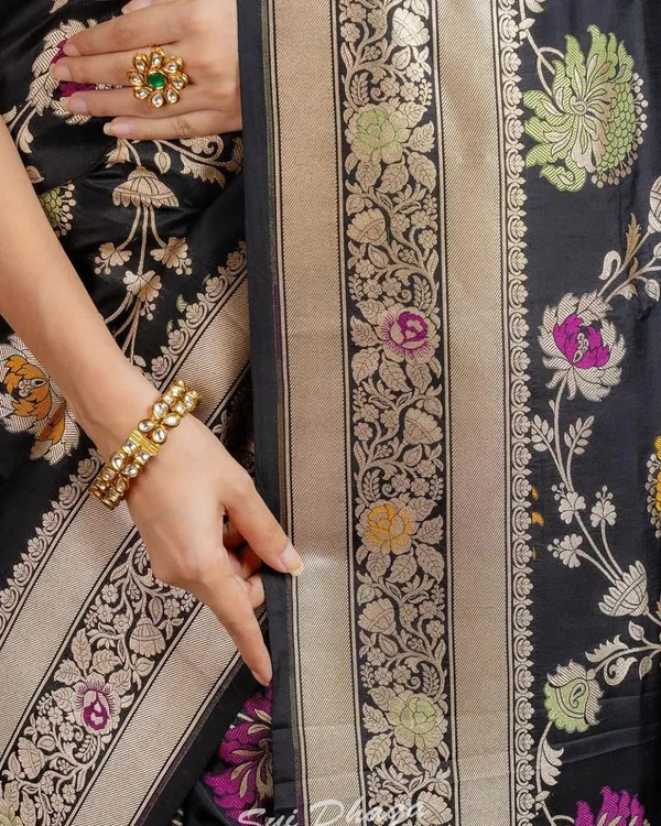 Black_Color_Hot_Right_Now_Soft_Banarasi_Silk_Saree_with_Classy_Bloue_Piece