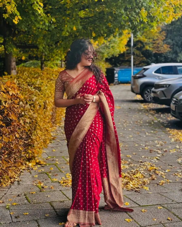 Red_Color_Going_Fast_Soft_Banarasi_Silk_Saree_with_Classy_Bloue_Piece