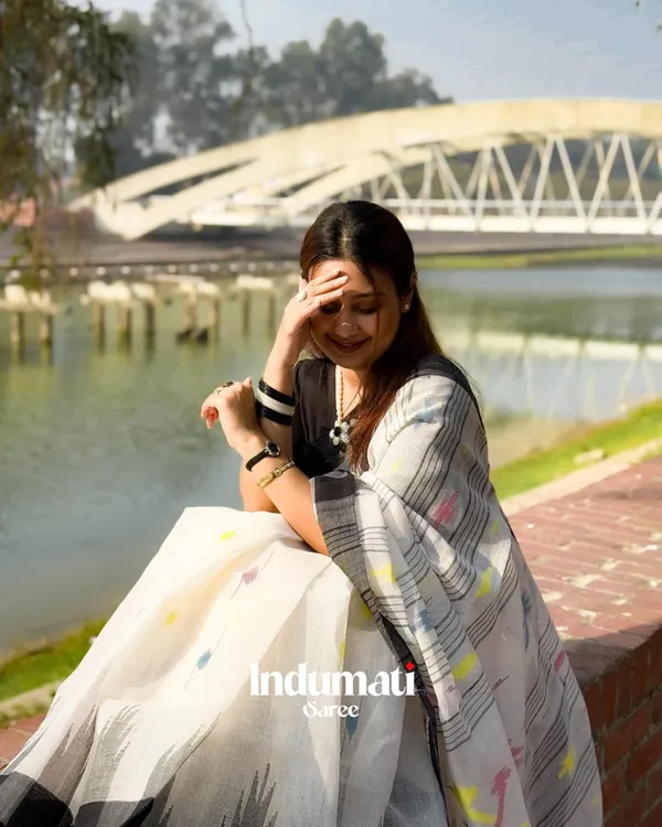 Shvet_Pushp_-_White_Linen_Saree_with_Black_Border_&_Yellow-Purple_Motifs_with_Blouse_Piece