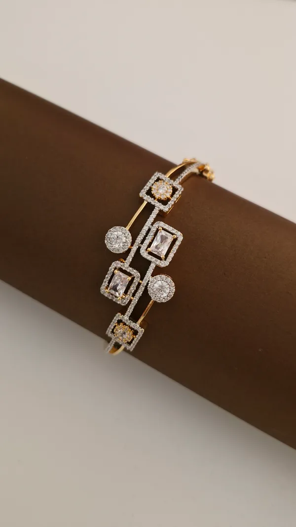 Gold_Square_And_Round_Design_Dimond_Bracelet_For_Women