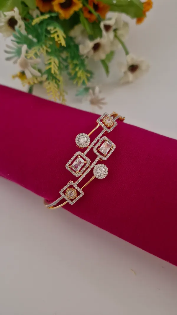 Gold_Square_And_Round_Design_Dimond_Bracelet_For_Women