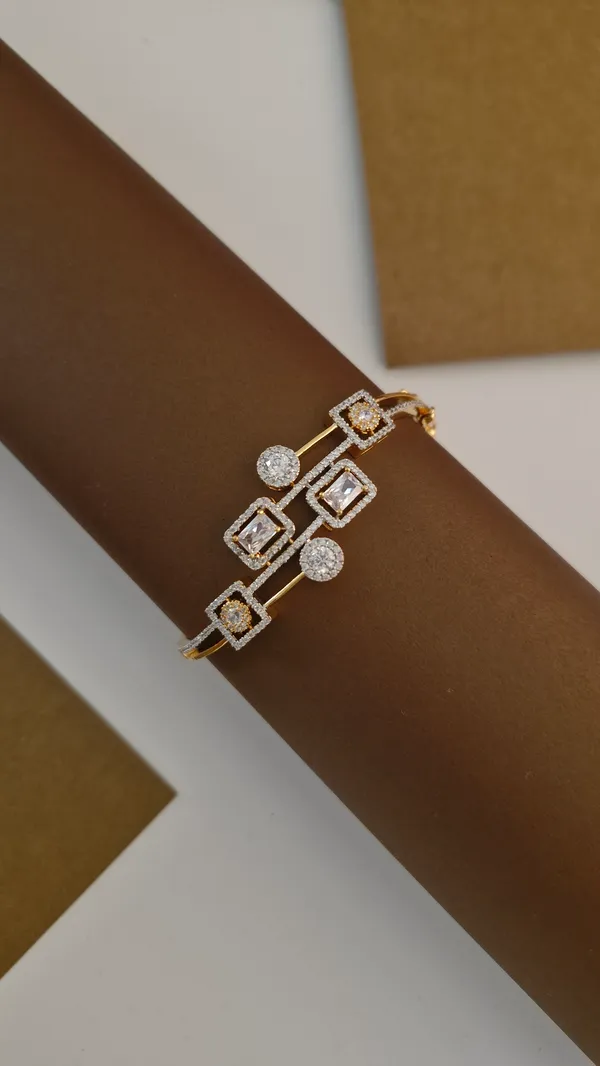 Gold_Square_And_Round_Design_Dimond_Bracelet_For_Women