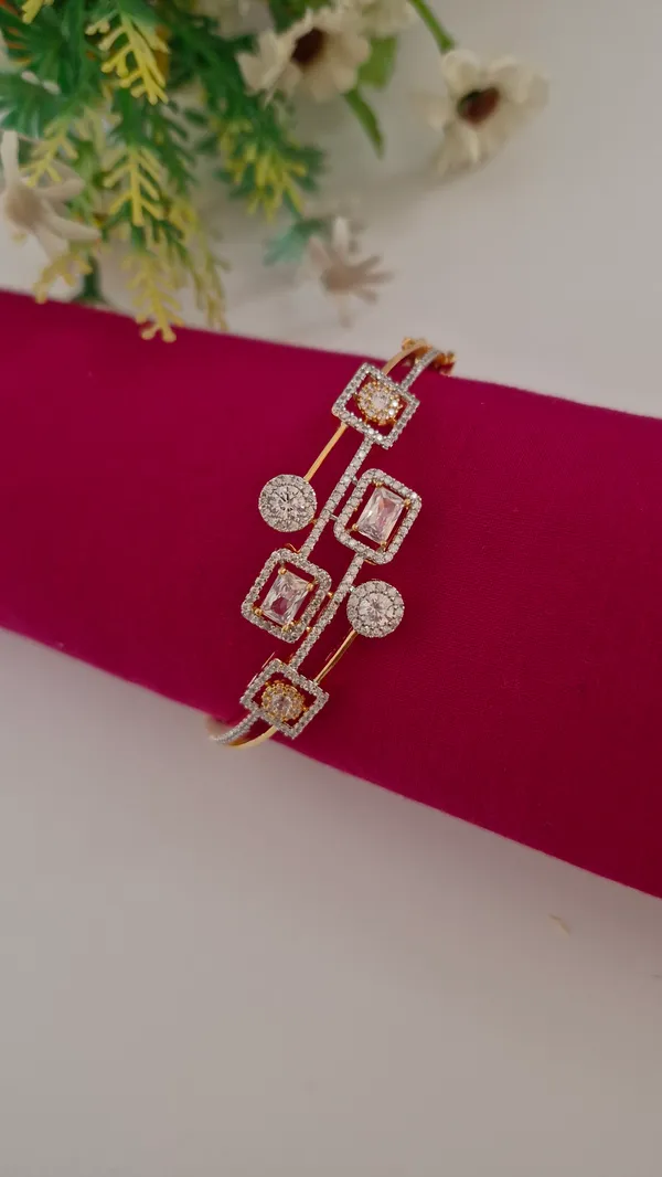 Gold_Square_And_Round_Design_Dimond_Bracelet_For_Women