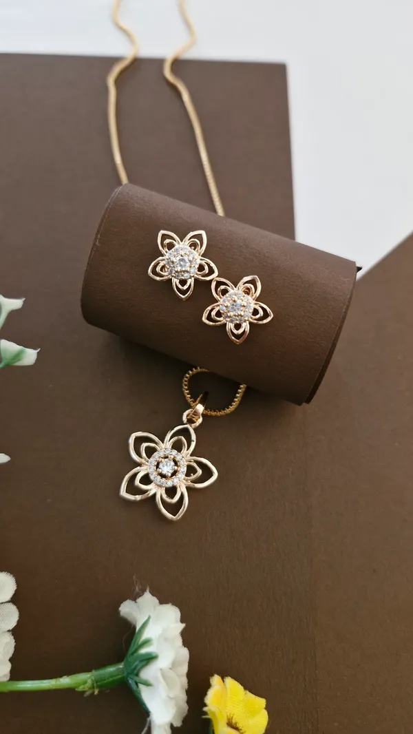 DELICATE_FLOWER_DESIGN_PENDANT_SET