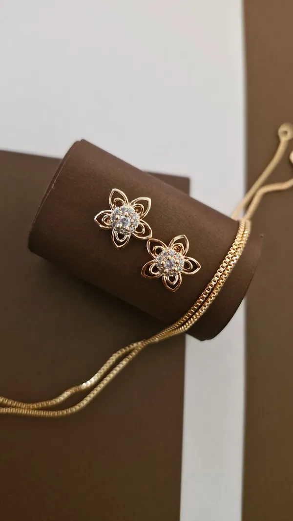 DELICATE_FLOWER_DESIGN_PENDANT_SET
