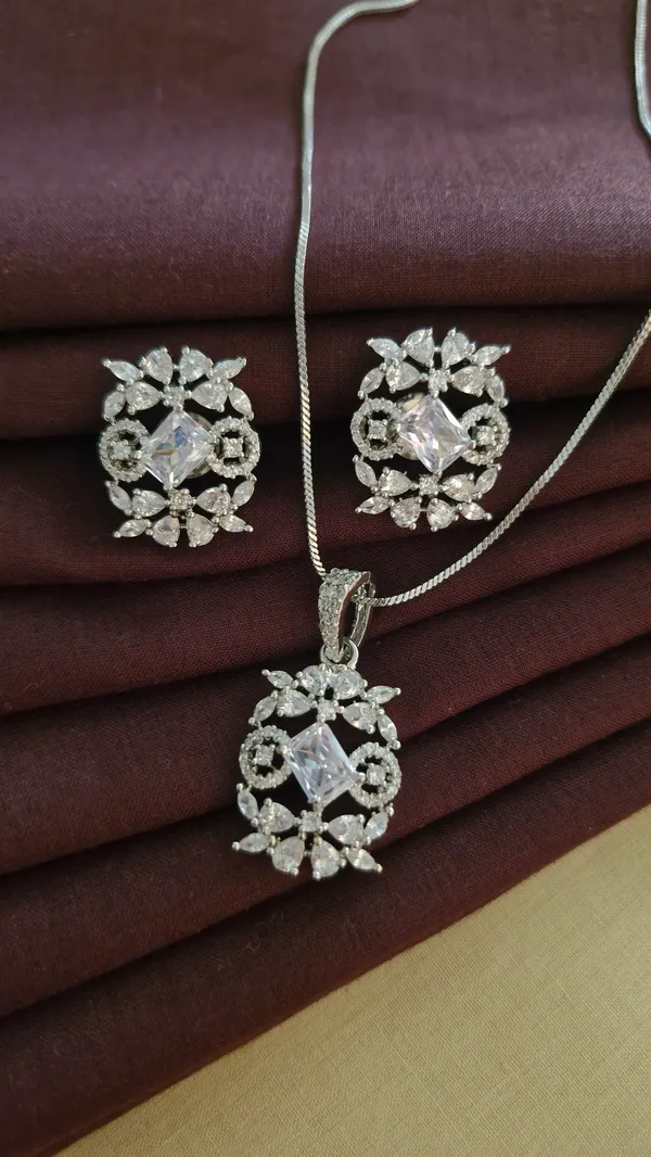 Flower_Design_Diamond_Pendant_Set_SILVER