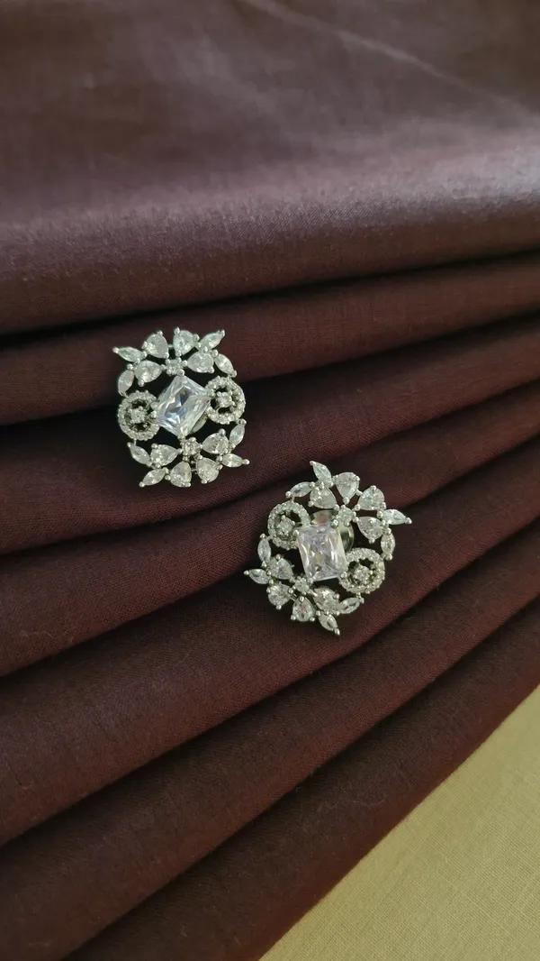 Flower_Design_Diamond_Pendant_Set_SILVER
