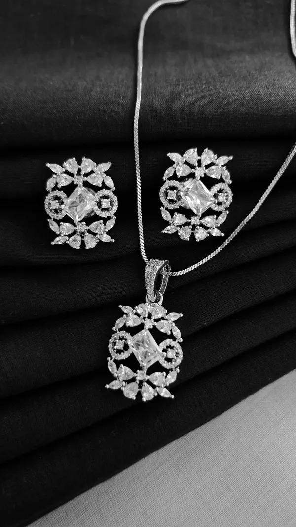 Flower_Design_Diamond_Pendant_Set_SILVER