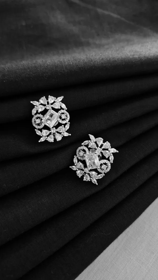 Flower_Design_Diamond_Pendant_Set_SILVER