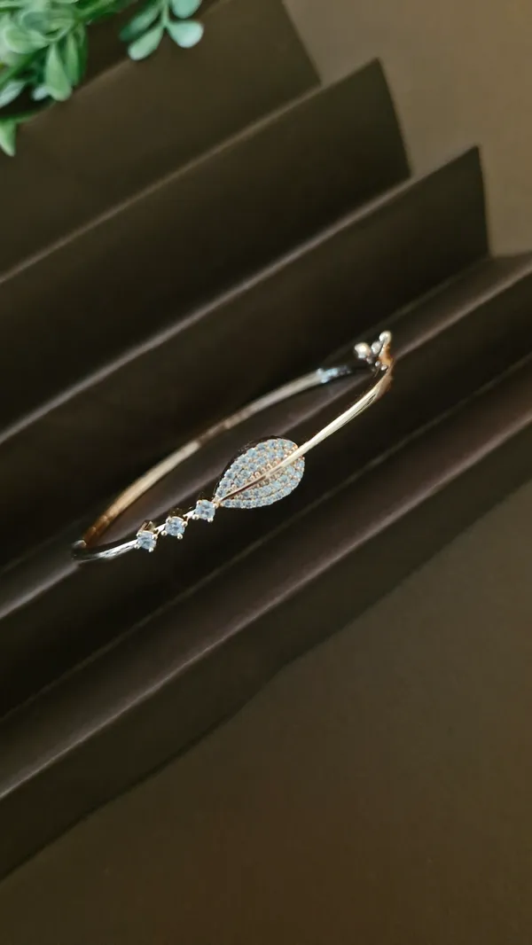 Delicate_Paan_Design_Bracelet