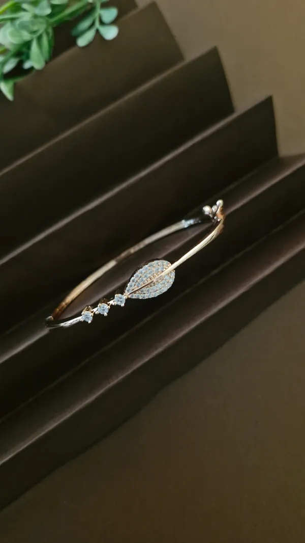 Delicate_Paan_Design_Bracelet