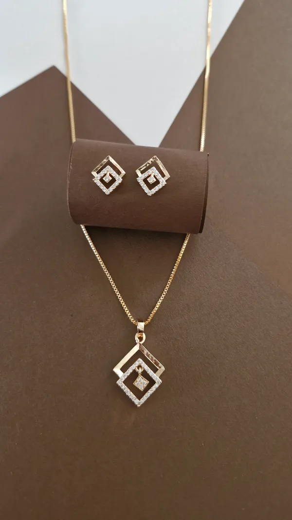 Delicate_Square_Diamond_Pendant_Set