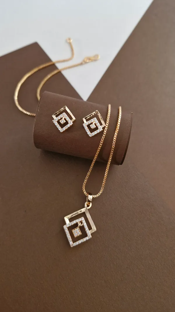 Delicate_Square_Diamond_Pendant_Set