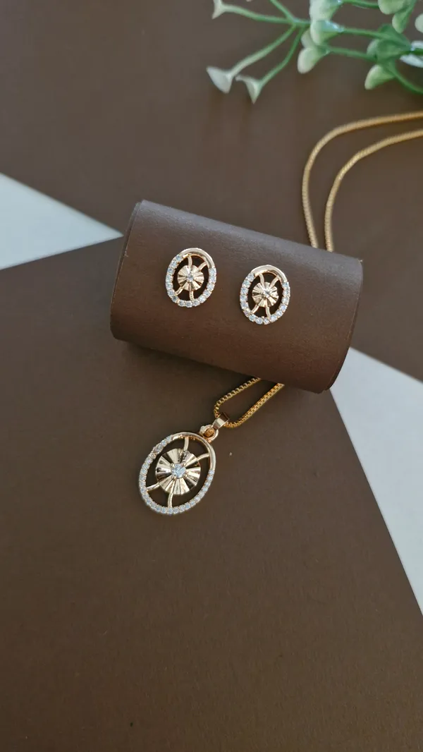 Delicate_ovel_shape_pendant_set