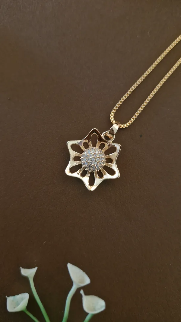 Flower_Design_Delicate_pendant_Set