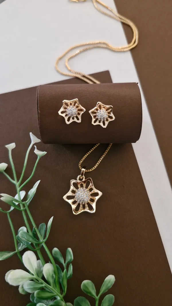 Flower_Design_Delicate_pendant_Set