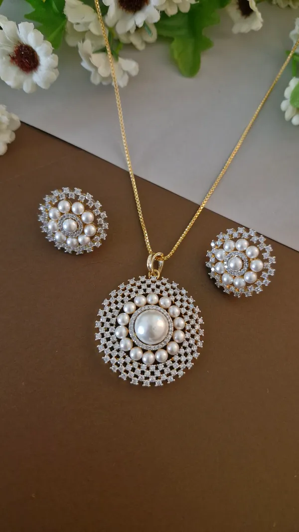 Moti_And_Diamond_Studded_Pendant_Set
