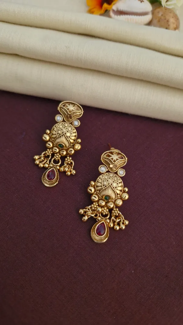 Gold_Moti_And_Diamond_Work_Antique_Choker_For_Women