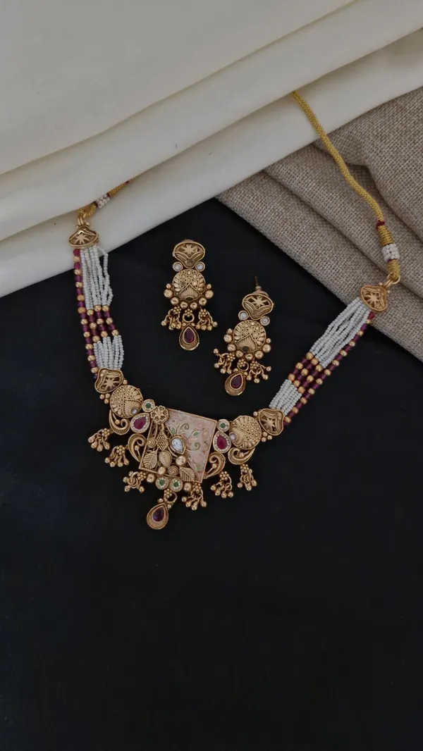 Gold_Moti_And_Diamond_Work_Antique_Choker_For_Women