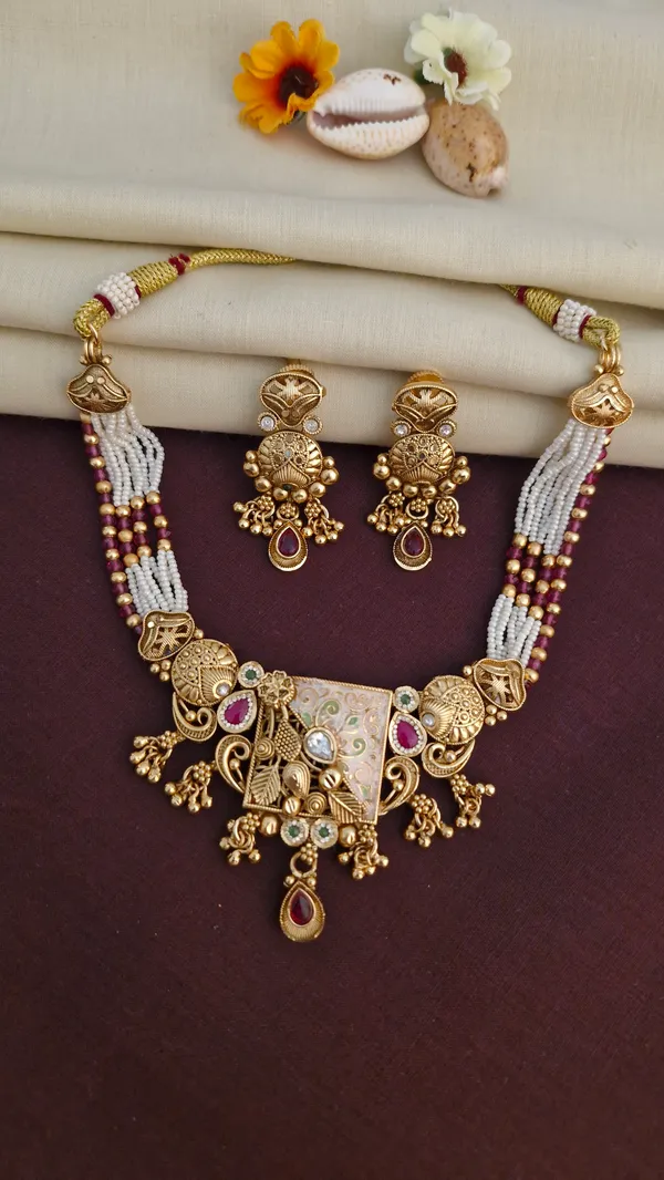 Gold_Moti_And_Diamond_Work_Antique_Choker_For_Women