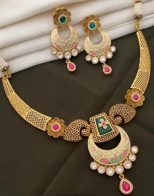 Premium_gold_plated_with_high_quqlity_brass_based_material_necklace_set