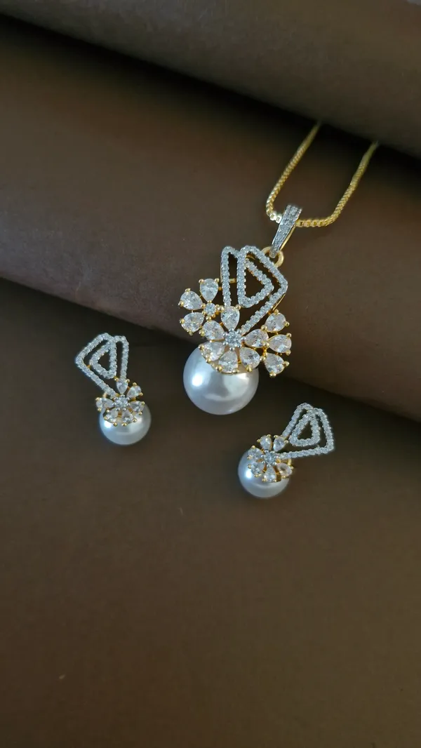 Diamond_And_Moti_Studded_Pendant_Set