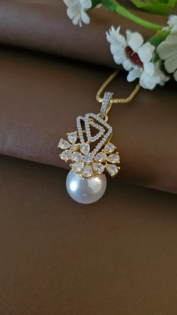 Diamond_And_Moti_Studded_Pendant_Set
