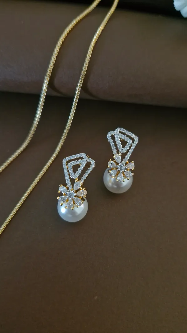 Diamond_And_Moti_Studded_Pendant_Set