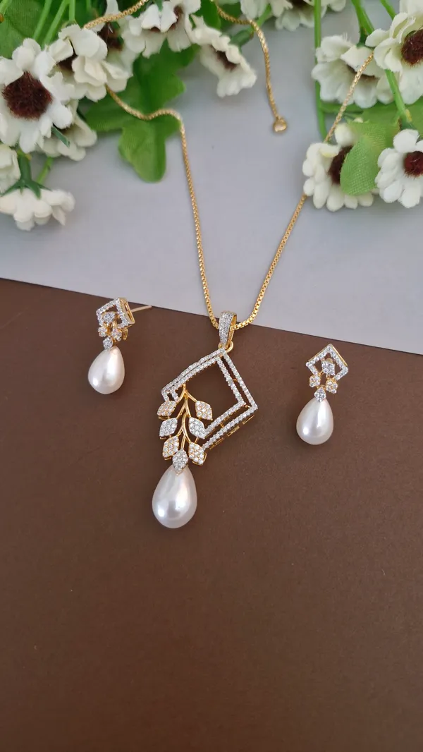 Diamond_And_Moti_Studded_Pendant_Set