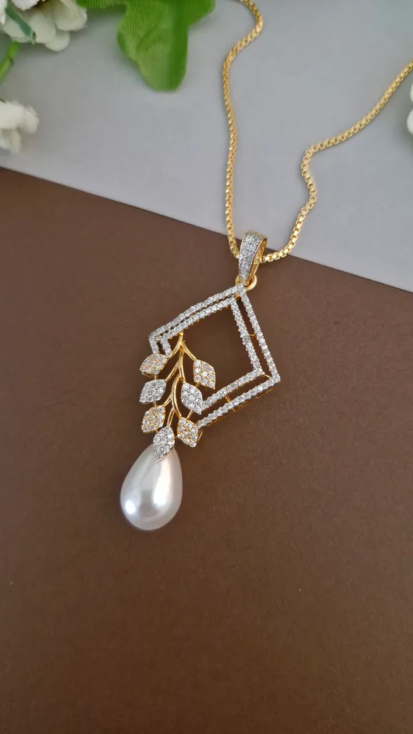 Diamond_And_Moti_Studded_Pendant_Set